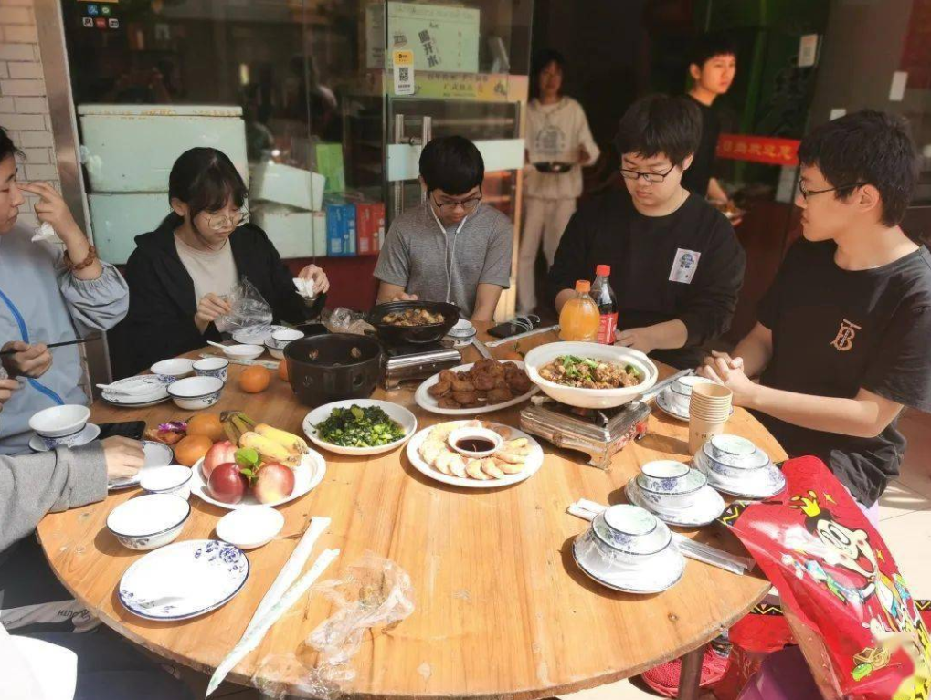 供一个本科生读4年书，到底要花多少钱？普通家庭会有压力