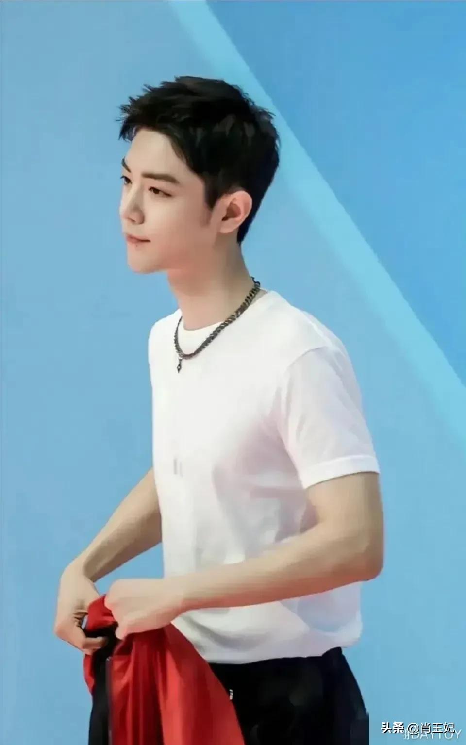 桃桃的一组生图,肖战的眼睛真好看,灵气逼人鲜花与少年绝配