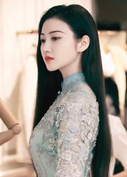 安徽某大学女教师走红，穿衣风格酷似“司藤”，却被怀疑另有目的