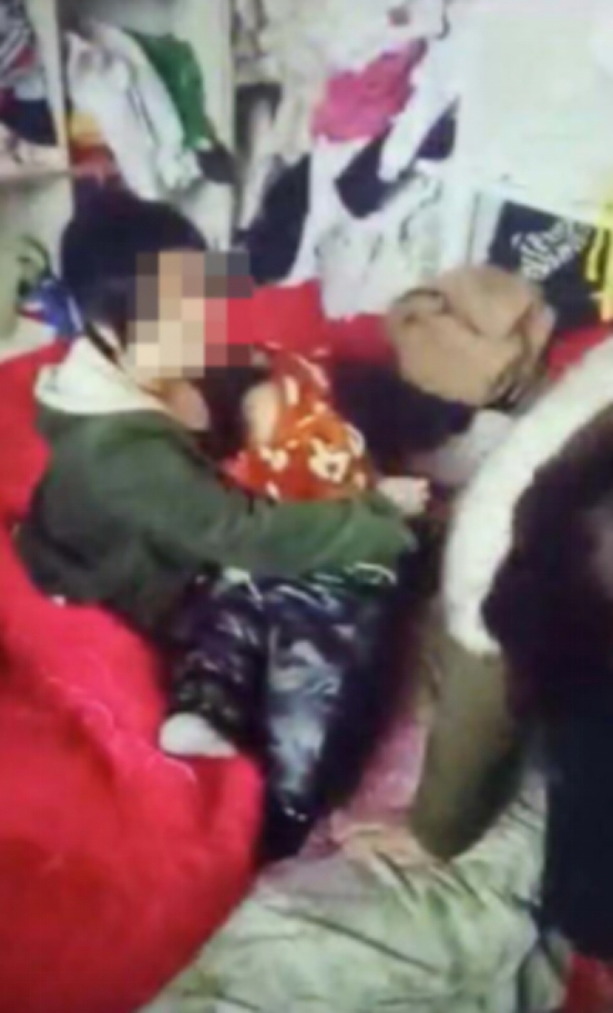 2012年，河南14岁少女被迫与一对父子6年生3娃，找到时已精神分裂