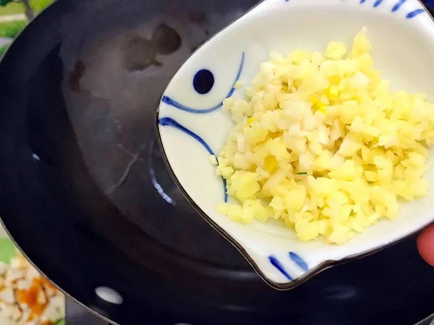 生姜加茶叶泡水喝作用厉害了，解决了很多人的问题，简单又实用