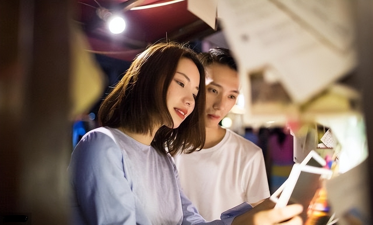 河南高校操场表白，女生含泪“索吻”，男生却被扒不“干净”