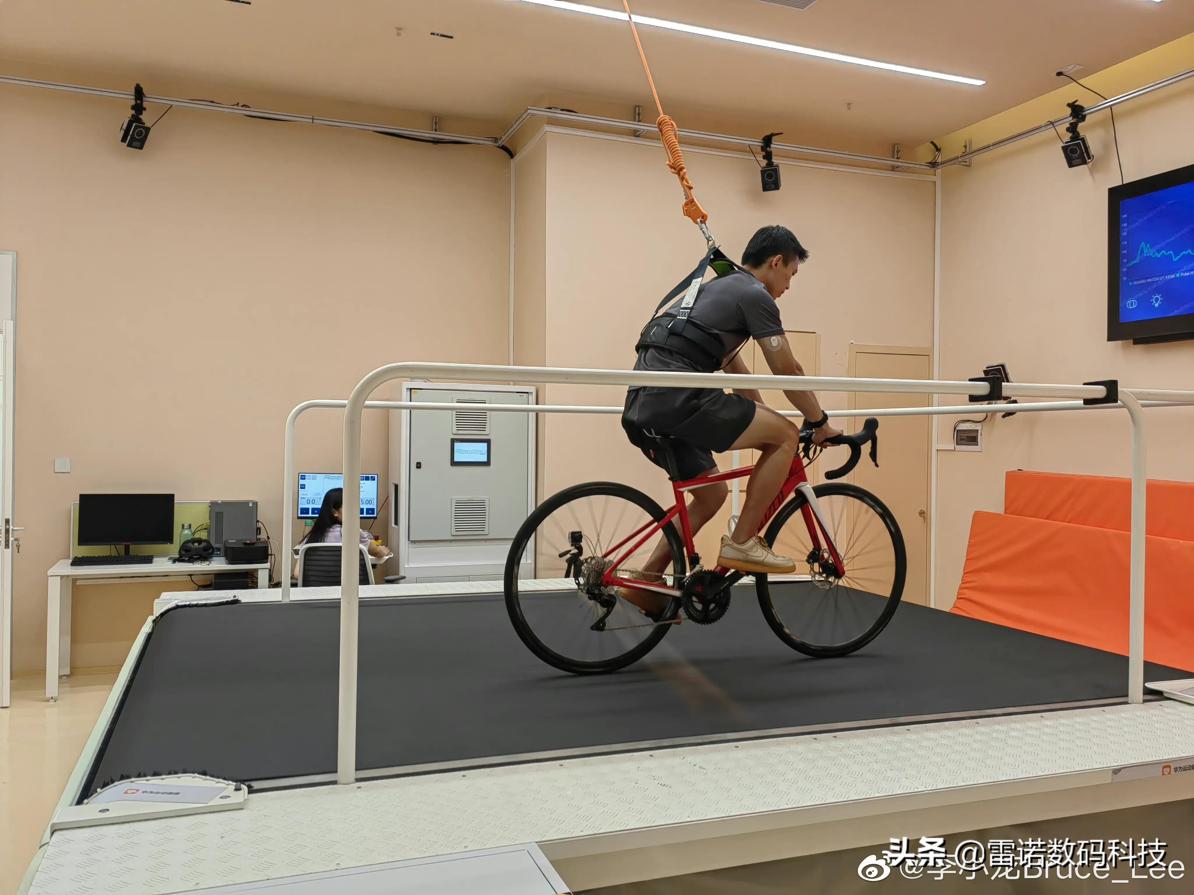 华为运动健康科学实验室曝光，华为手机产品线副总裁还在打羽毛球