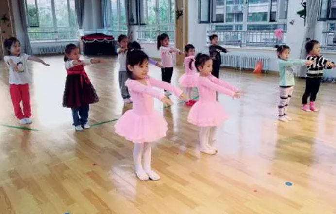 幼儿园里的兴趣班有必要报吗？智慧的家长会略过这3种，纯浪费钱