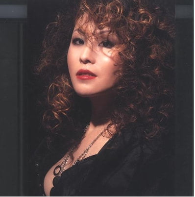 罗琦:18岁被刺瞎左眼,2段婚姻都嫁外国人,爱的力量助她重生