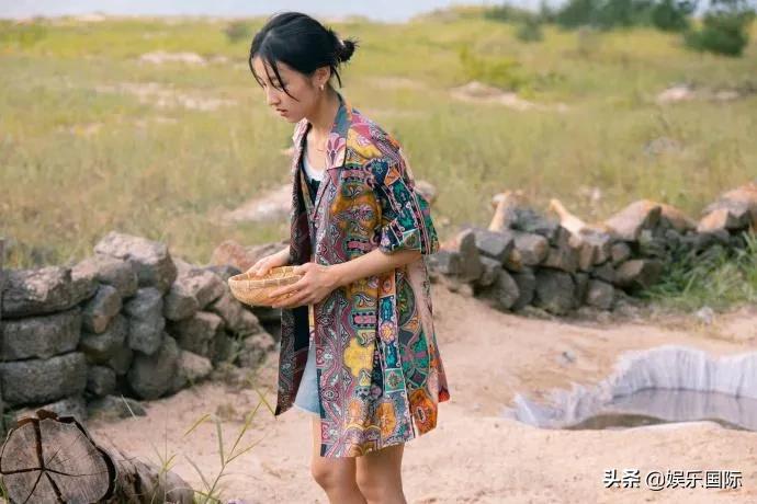 张子枫近照状态好 穿吊带双臂纤细锁骨明显