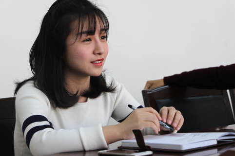 南京一高校女生穿“黑丝短裙”考试，遭质疑后回怼：这是现代女性