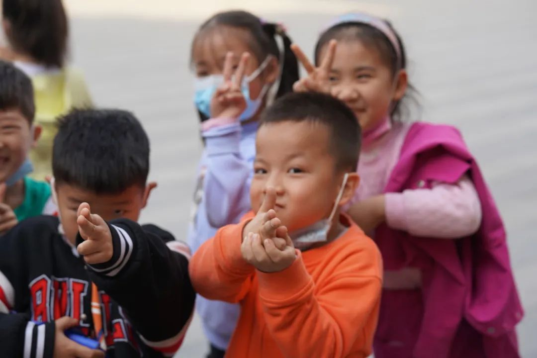 夏花灿烂 定格微笑｜成都高新区中和小学用微笑迎接每一天