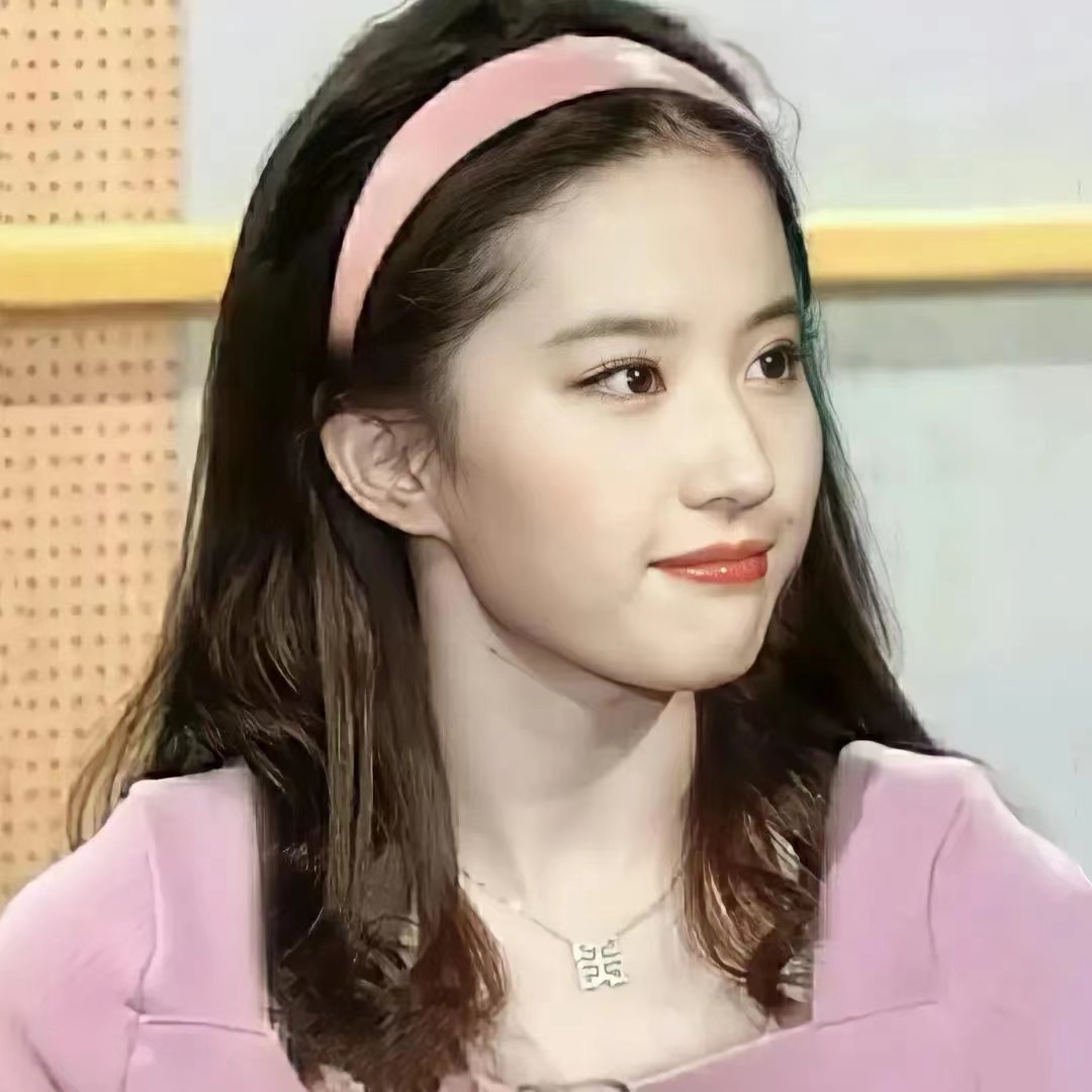 “考古”女星罕见18岁青涩照，刘亦菲太甜了，宁静好野