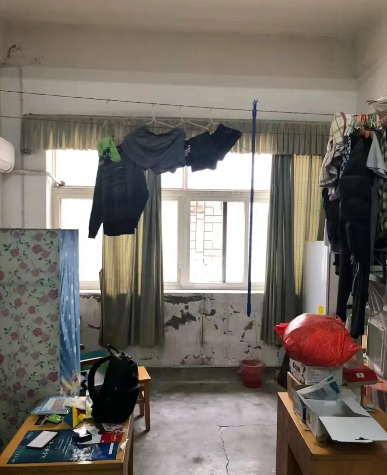 为了迎接新生，各大院校晒研究生宿舍环境，仿佛挣扎在贫困线上