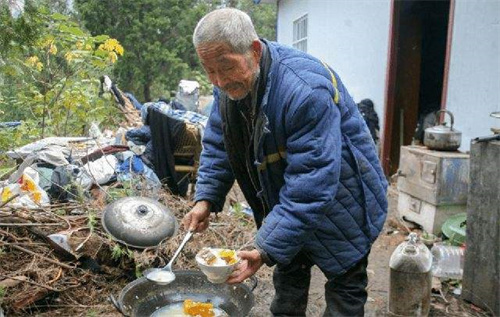 拾荒老人攒下21万，临终藏进寿衣带火葬场全烧掉，理由：儿子不孝