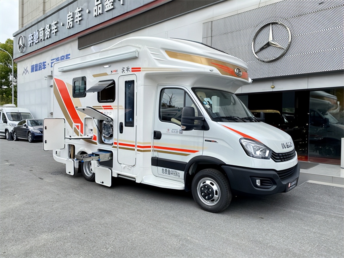 金冠宾歌CD520经典款依维柯双拓展房车，专利三张大床正向研发