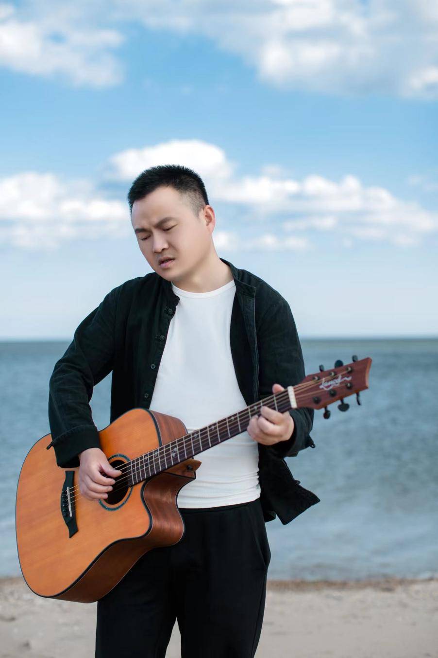 华语唱作人旗音文龙最新歌曲《大连的海》上线