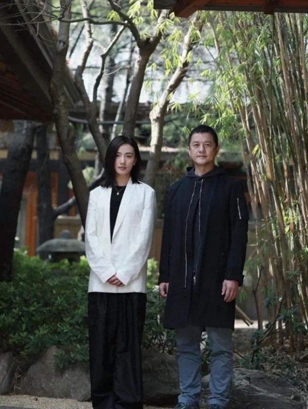 15岁李嫣在嫣然医院墙上作画，穿吊带上衣，亭亭玉立初具女神范儿