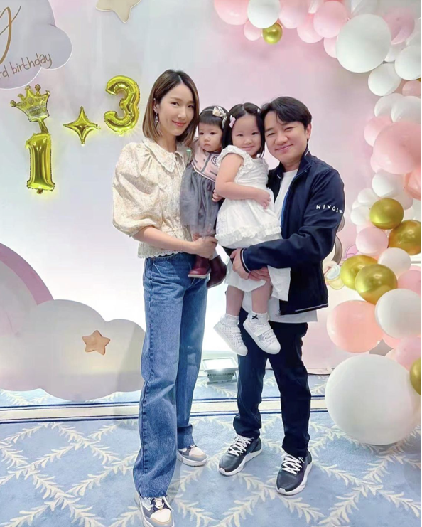 王祖蓝晒照为女儿庆生，李亚男太高气场强，小女儿大眼睛呆萌可爱