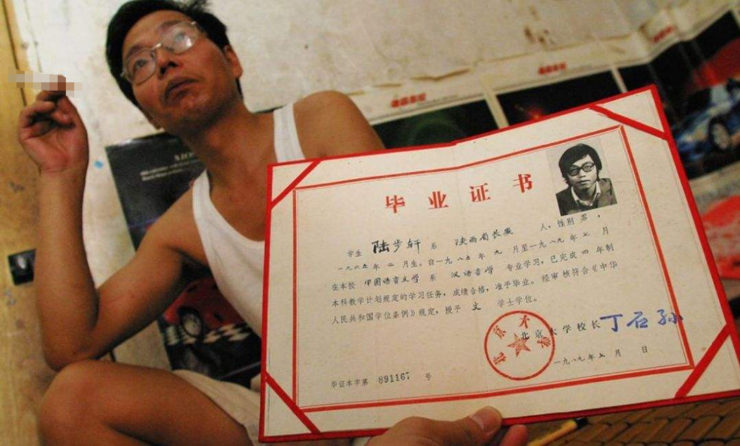1980年，广东农村娃考上北大全村凑车费，38年后每户获赠一套别墅