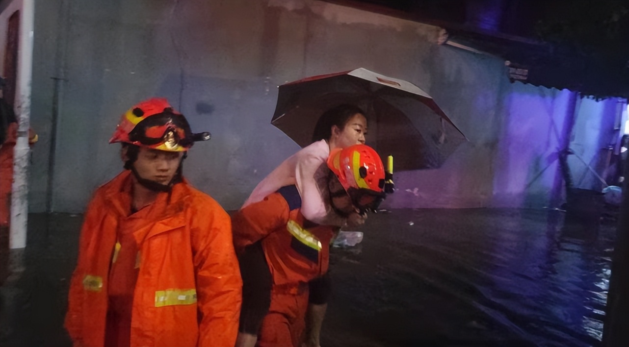 昨天，一场暴雨袭击贵阳！市区多路段出现内涝，消防紧急救援