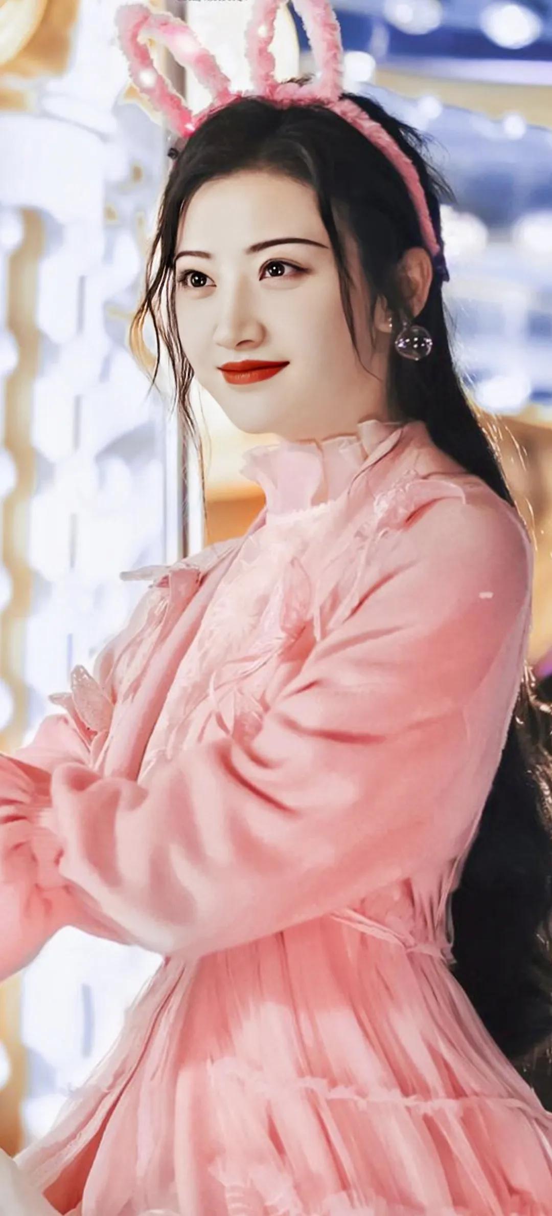景甜的古装更是让人魂牵梦绕牡丹之色,惊世之貌,美到不可方物.