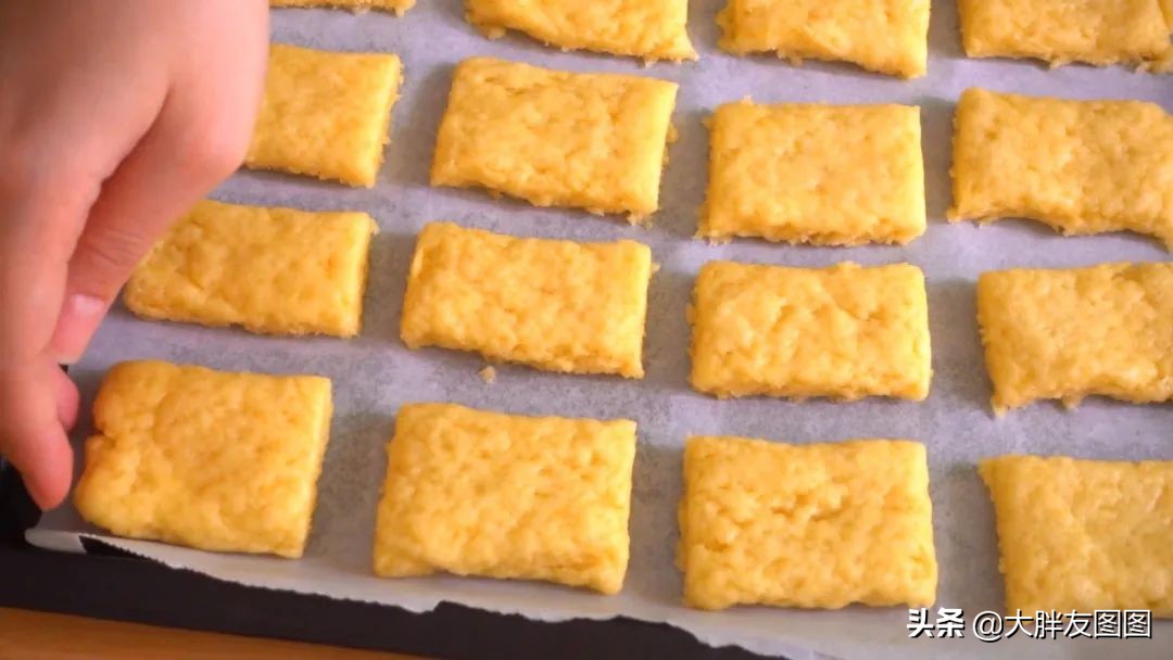 你吃过蛋糕饼吗？外脆里软的粗点心，看着就馋了