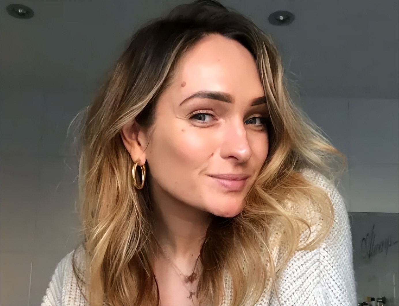 婚礼当天新娘去世！28岁男星曼恩悲痛不已，两人育有8个月大儿子