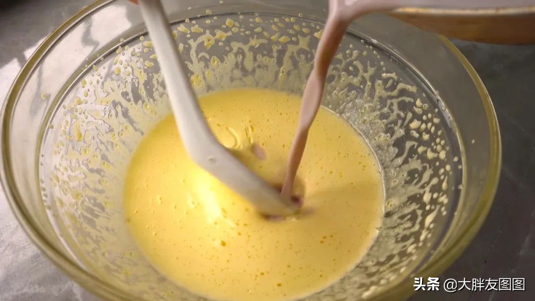 不用淡奶油，两个蛋黄1碗奶，加豆沙拌一拌，做出顺滑的豆沙雪糕