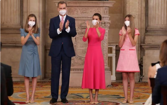 西班牙王室全家福，女王储“追上”索菲亚身高，莱蒂齐亚憔悴不少