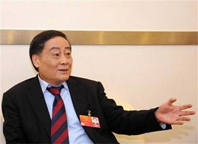 每年赚上亿利息，却穿廉价衣服舍不得坐飞机，首富请他吃饭都不去