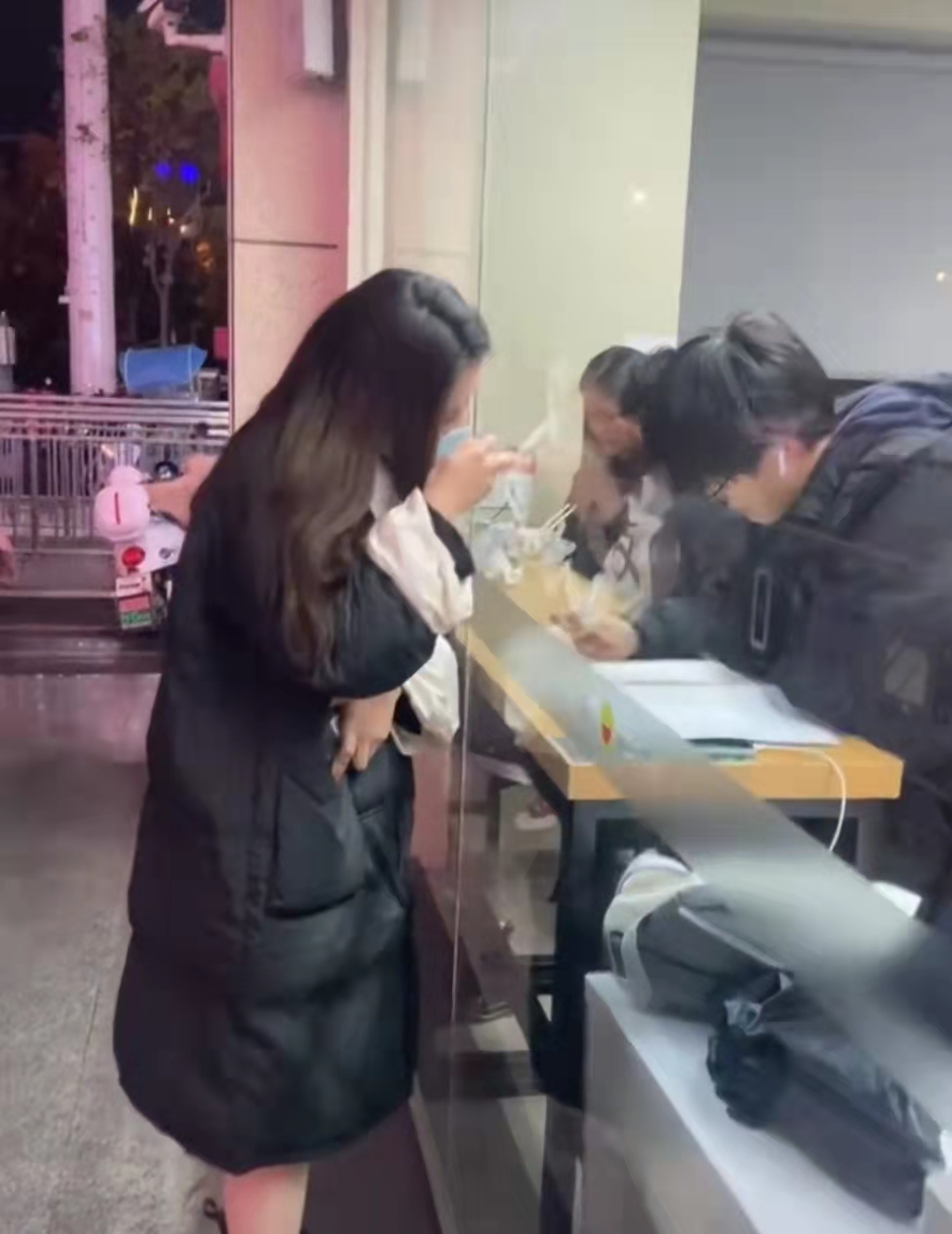 安徽一高校女生酒后搭讪走红，男生害羞低头不敢直视，现已成朋友