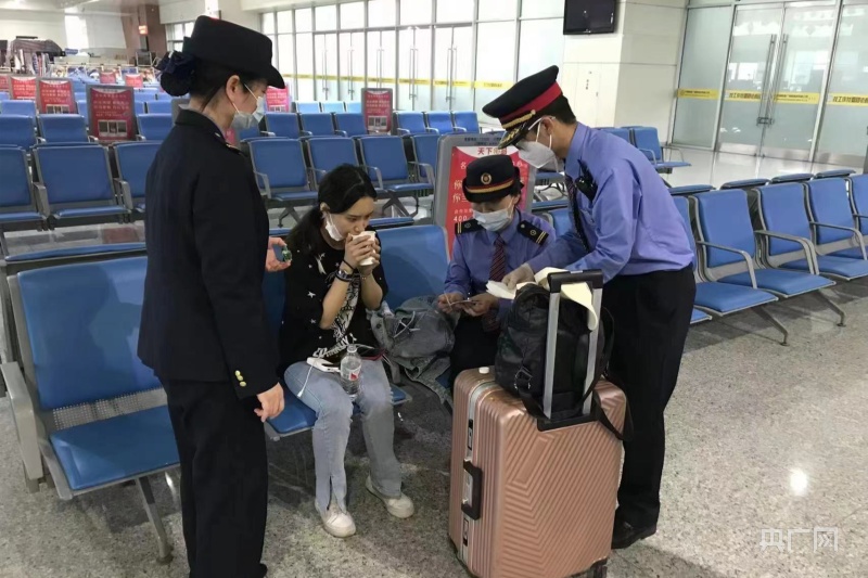 暴雨致旅客滞留 广铁11日紧急转运旅客8000余人