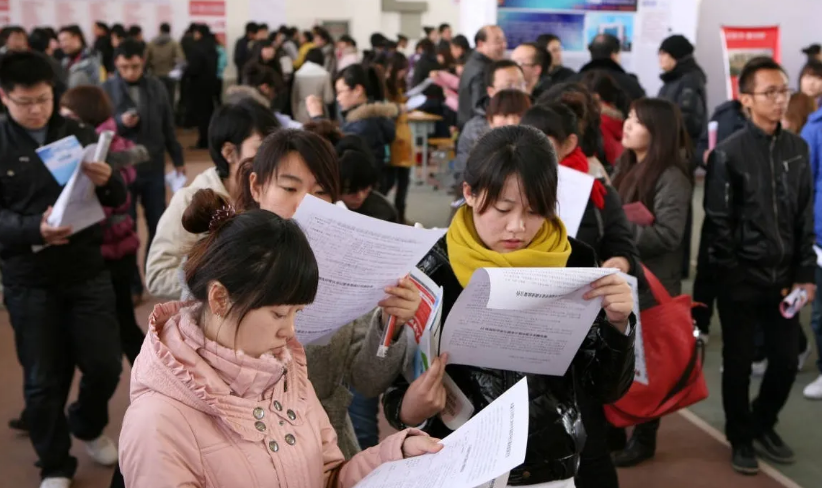 上海一女大学生找工作，被索要“私密照”，公司是这样解释的