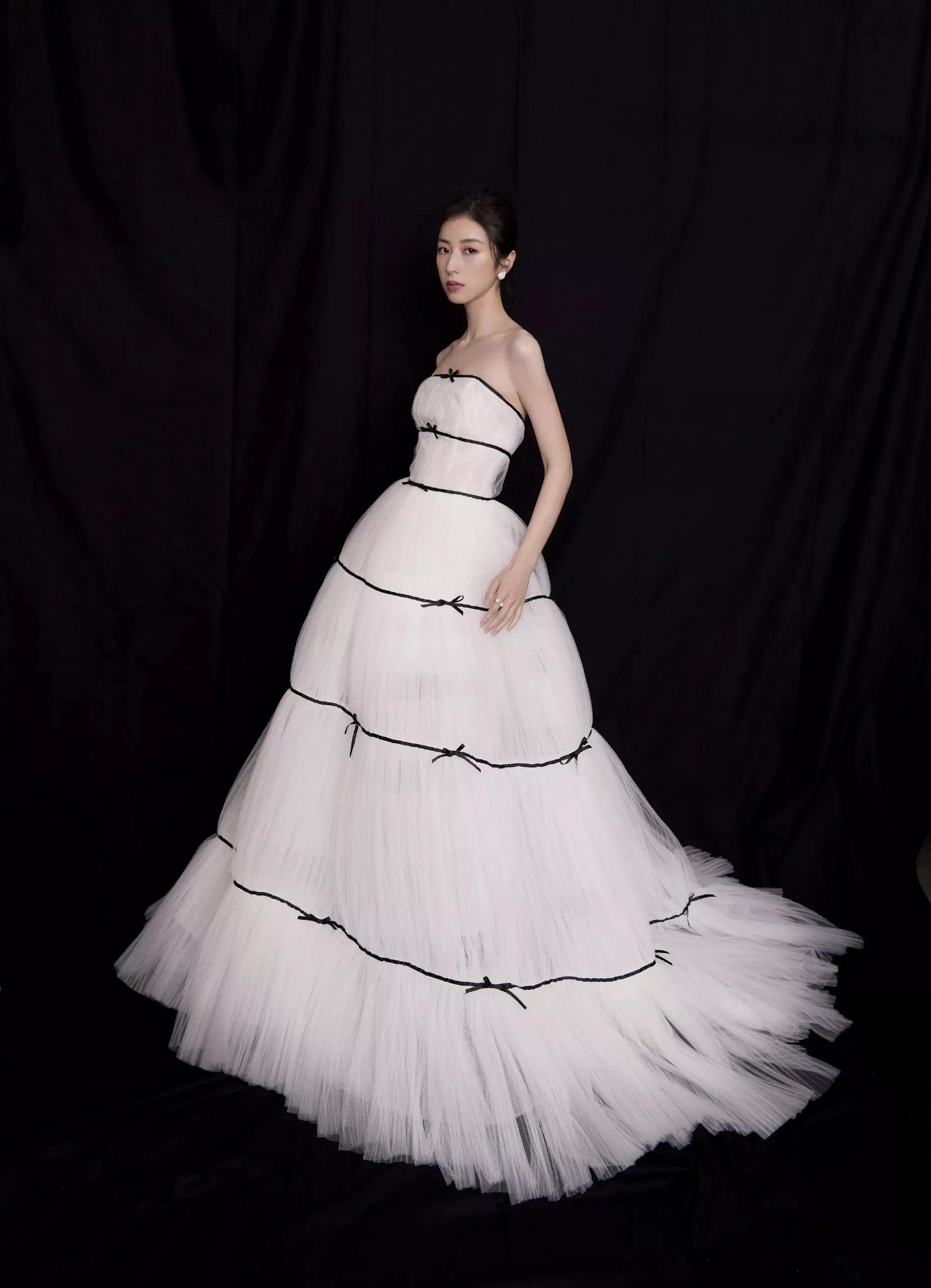 周雨彤：温婉大方，气质优雅，唯美迷人