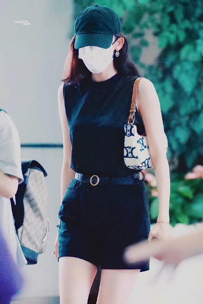 娜扎近日私服二则，拿捏住了甜美淑女风和酷酷休闲范儿！​​​