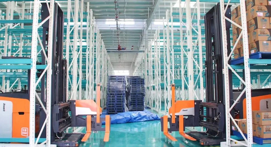 产品介绍｜卓一智能叉车人下行三向车——极窄巷道堆垛神器