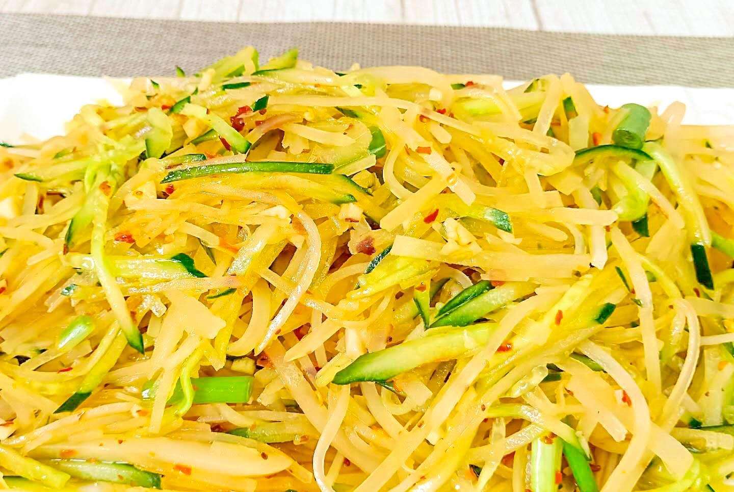 土豆丝和黄瓜一起炒(土豆丝跟黄瓜一起炒)