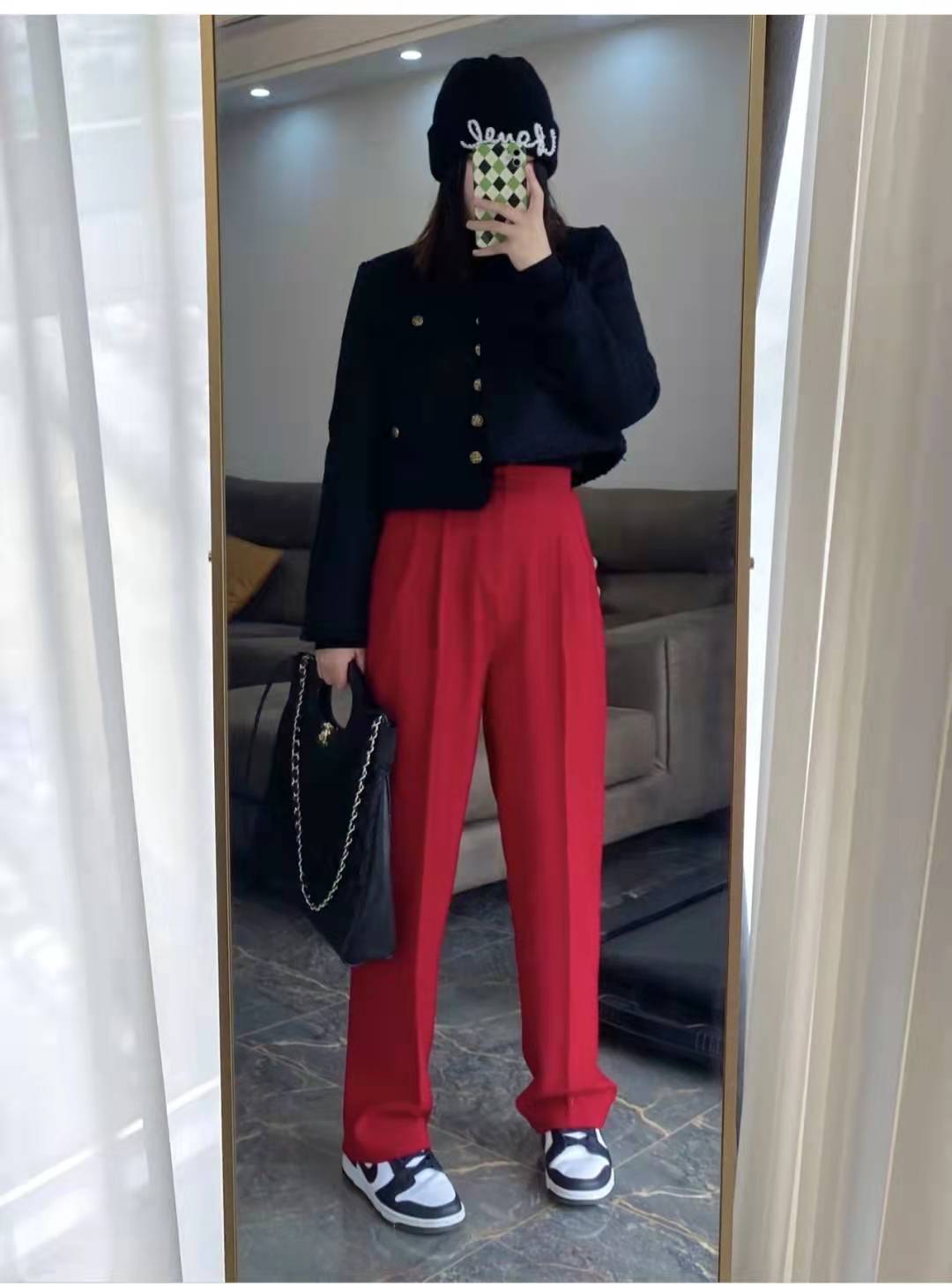 红色裤子配什么颜色衣服好看女（红色裤子配什么颜色衣服）-第1张图片-潮百科