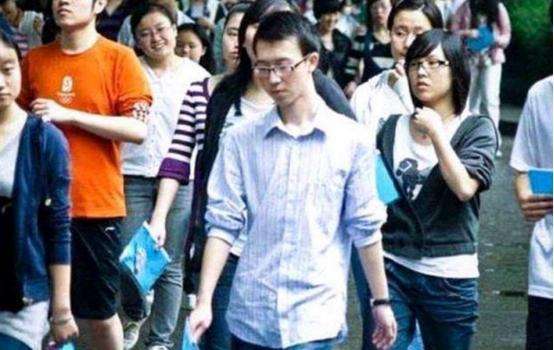 2009年，何川洋裸分全市第一，父亲为加分篡改民族，北大直接拒录