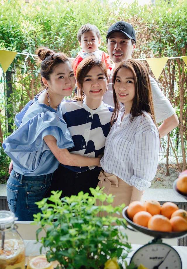 Ella为儿子庆祝5岁生日，亲吻孩子母爱爆棚，劲宝比心画风喜感