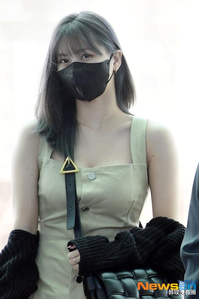 女团twice成员momo(平井桃)以凹凸有致的性感身材,吸引了大众的视线.