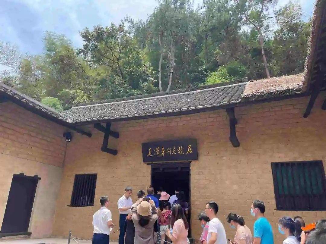 1961年刘少奇参观毛主席故居，看到门匾后严肃道：这个字需要改