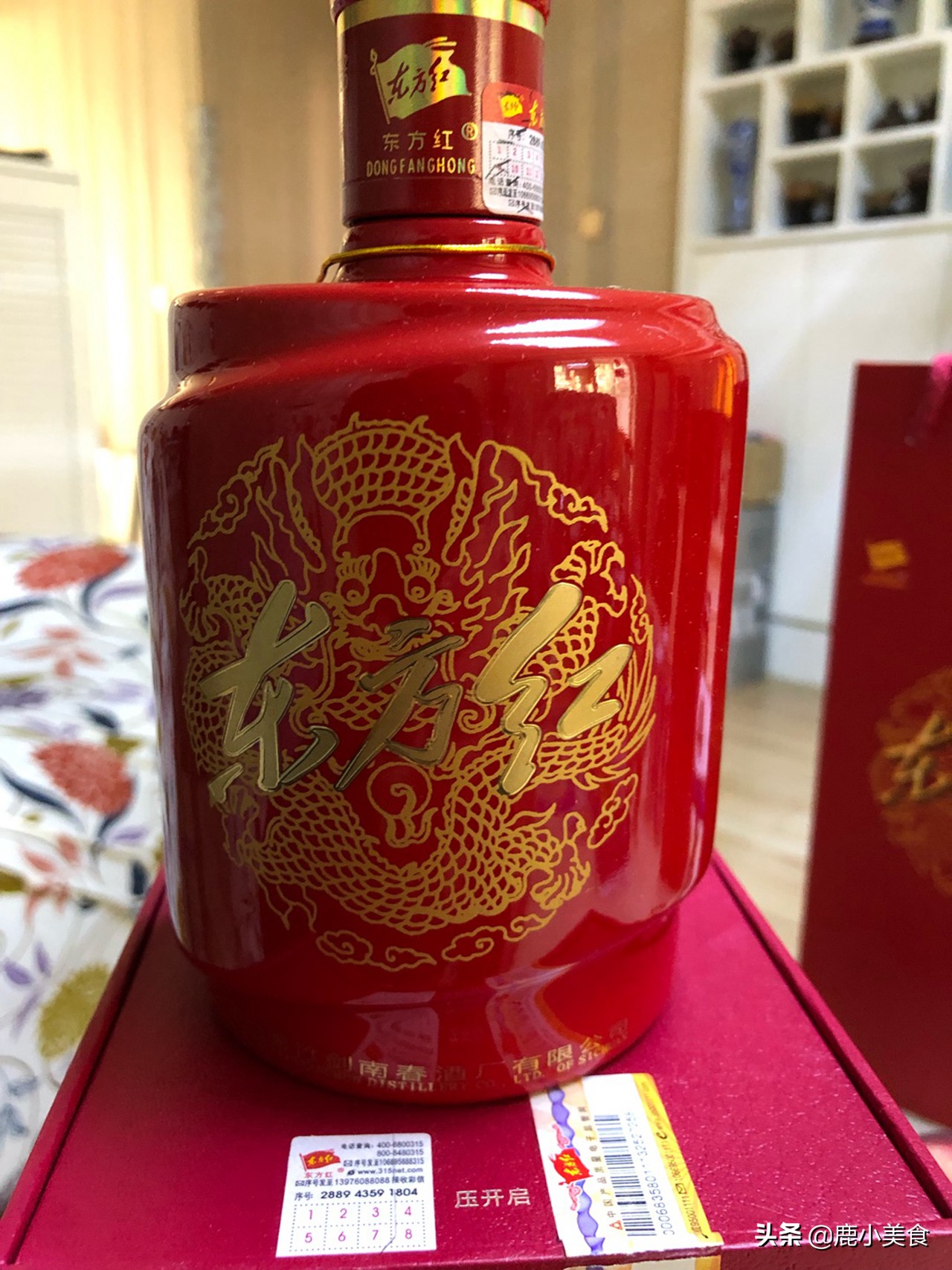 剑南春东方红1949是剑南春旗下的一款顶级白酒,据说是首席酿酒大师