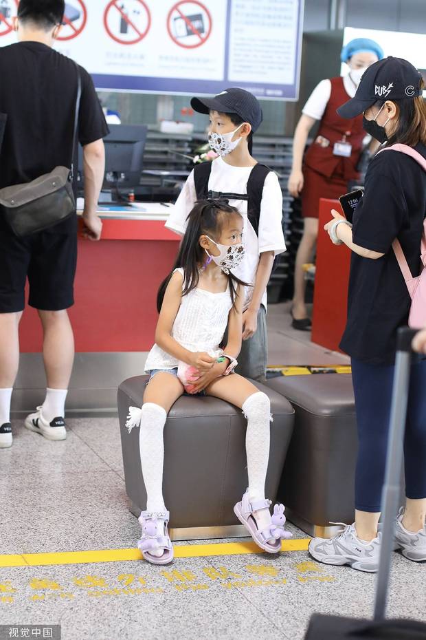 姚晨带儿女首都机场出行 小土豆抱妹妹画面有爱
