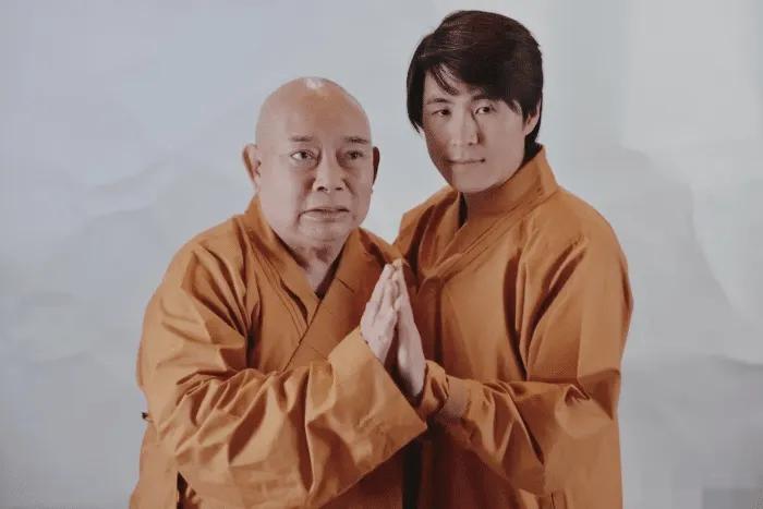 80岁黄一飞红白搭配庆寿宴，搞笑表情真爆表，秀出甜美幸福真感觉