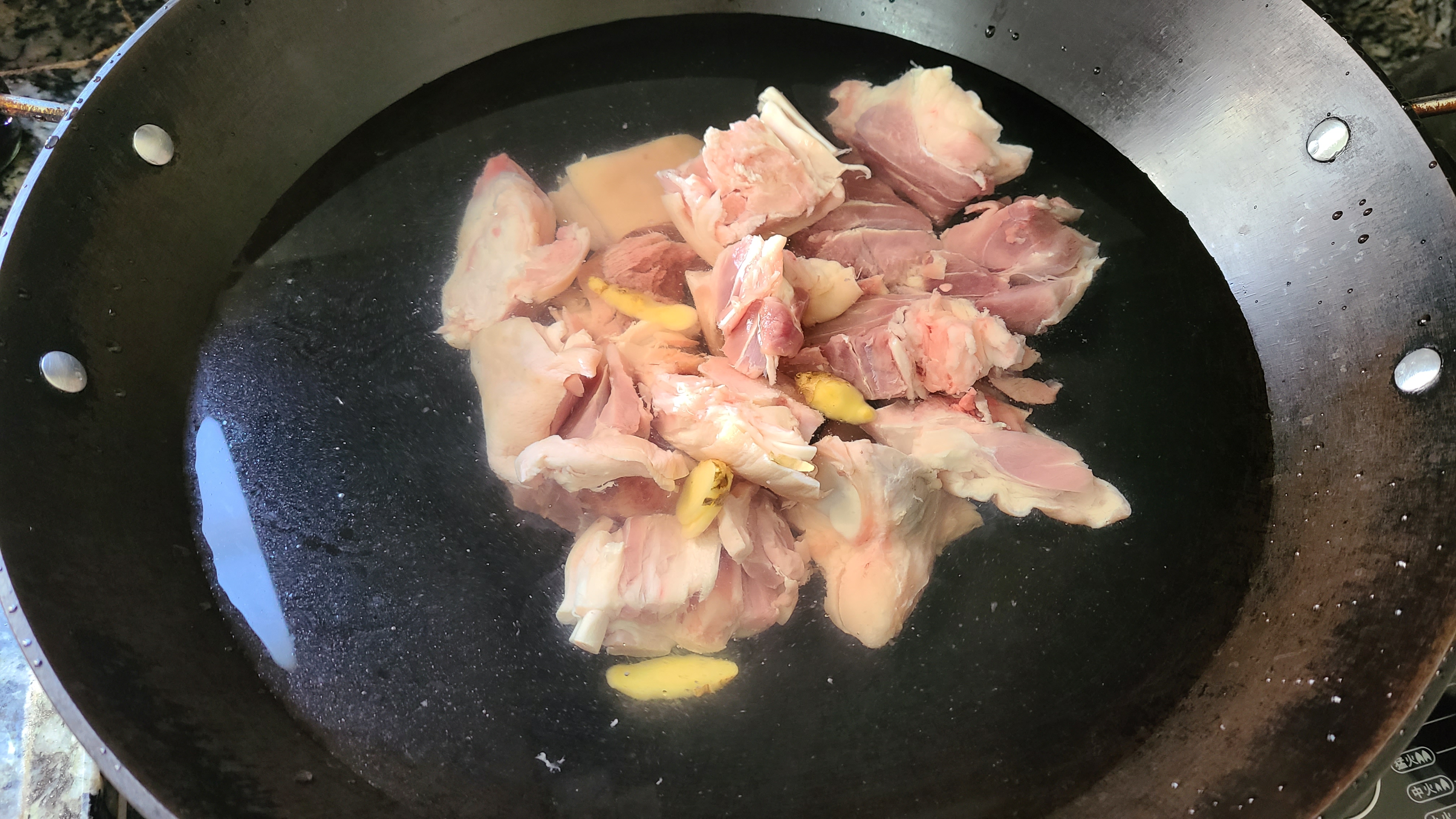 广东老厨师教的话梅猪脚，出了名的一道菜，肉烂味浓真好吃