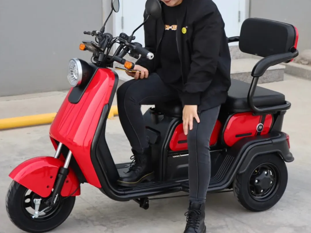 雅迪、爱玛发布2款接娃三轮车,自带儿童座椅,全国能上牌