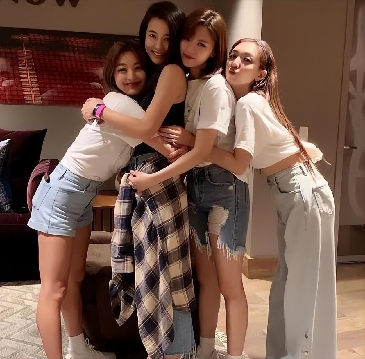 曾在JYP进出道组，后因膝盖受伤退出，参加内娱选秀圈粉无数