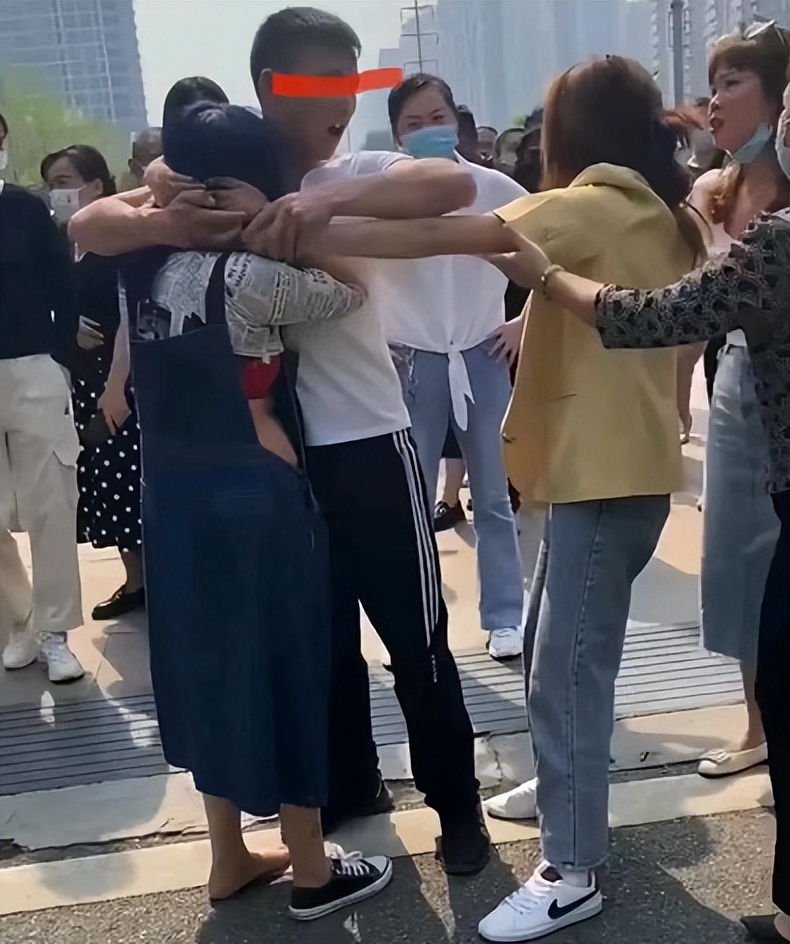 原配街头撕打小三，男子全程护情人：你别打她，冲我来