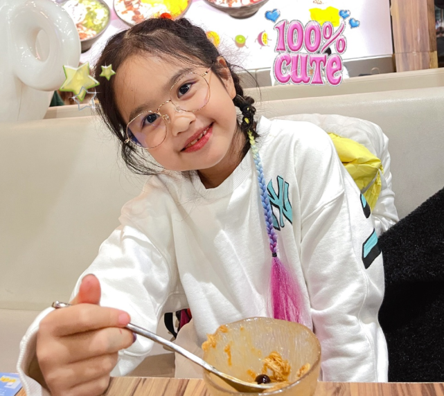 包贝尔女儿晒照，7岁饺子穿妈妈毛衣踩高跟鞋跳舞，扮成妈妈翻版