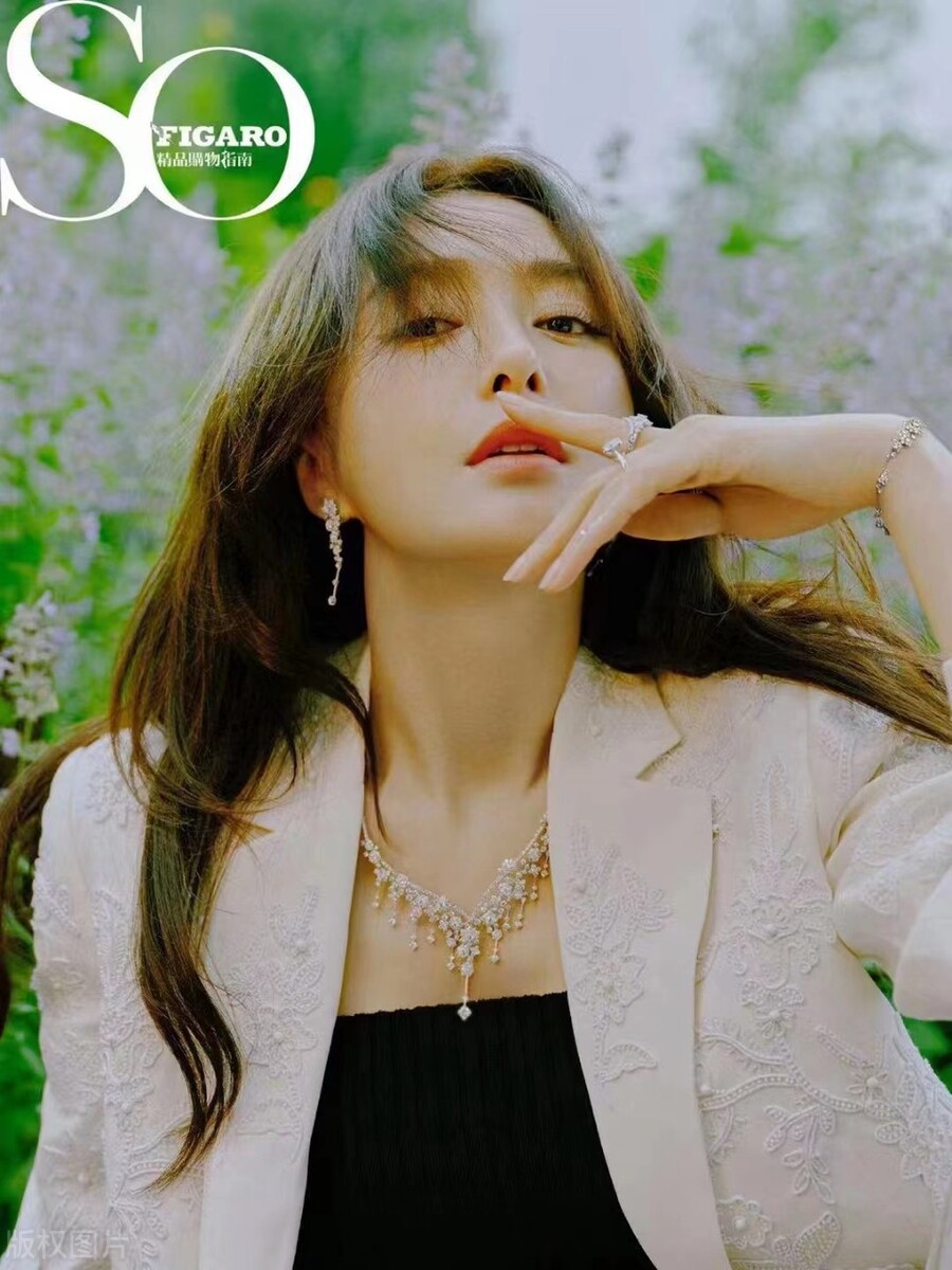 秦岚《SoFigaro》杂志大片置身于花海率性自如