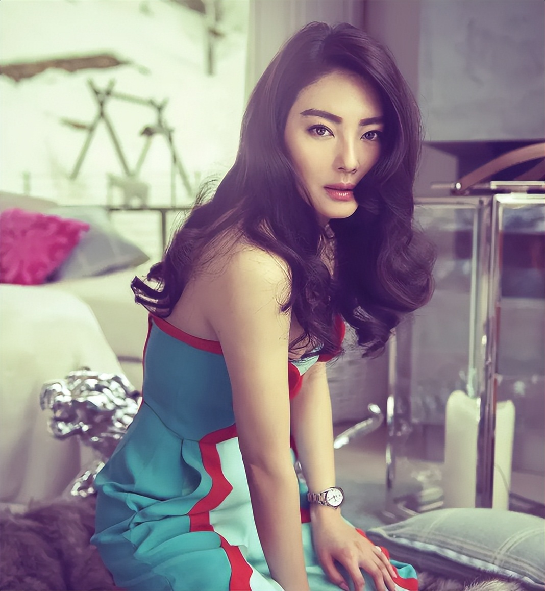 表面“人间清醒”，实际生活却一团糟，这些女星实在令人尴尬