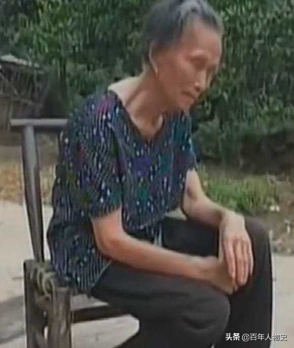 湖南83岁失明老妇住猪圈，4个子女不管不顾，儿子：住猪圈挺好的
